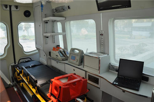 左贡县救护车内部
